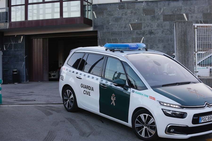 Los agentes de la Guardia Civil registran el domicilio del marido de la prima política del concejal de Llanes en Belmonte de Pría.