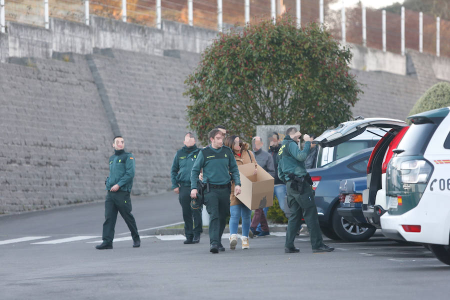 Los agentes de la Guardia Civil registran el domicilio del marido de la prima política del concejal de Llanes en Belmonte de Pría.