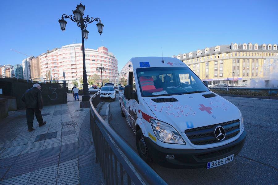 Hasta el lugar de los hechos se desplazaron la Policía Local y los sanitarios del HUCA