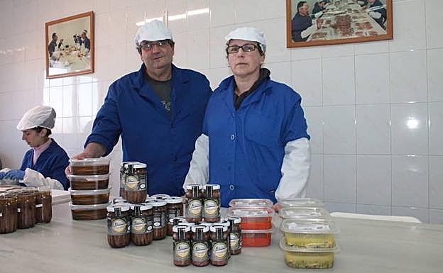 Juan Manuel Manzano y Susana González. Ballota (Llanes). Lo suyo son, desde el 95 que empezaron, las anchoas, que marcan el grueso de su producción anual. De historia más reciente son sus boquerones con tomate y chipotle o con ajo y perejil. Innovar es algo que siempre piensan de cara a futuro, sobre todo ahora que una nueva generación ha llegado al negocio, pero de momento, señalan, no tienen lo necesario para ampliar su oferta. Por eso que, al menos por el momento, vayan a seguir como están, que no es poco. 