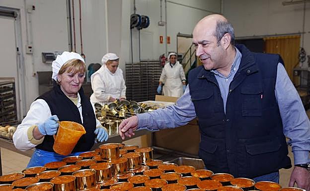 Armando Barrio. Agromar (Gijón). Mantiene su línea principal de trabajar un producto de calidad. Además, sacará en primavera dos nuevos: huevas de merluza en aceite de oliva y bocarte, también en aceite de oliva. Completará así un catálogo amplísimo que supera el centenar de referencias, enfocado tanto a hostelería como cliente final. Además, están trabajando en un cambio de diseño, más homogéneo y lo apostarán todo por internet, desde donde empezaron a vender en 2010. A partir de ahora lo harán más. 