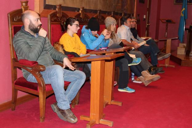 Representantes de partidos y asociaciones municipales, durante la reunión del consejo. 