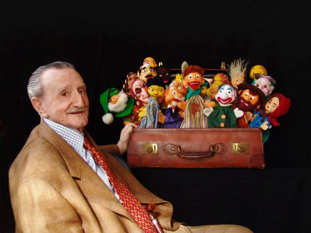 Miguel Pino, el creador de Peneque, fallecido en 2010, con su famosa marioneta en el centro de su maleta.