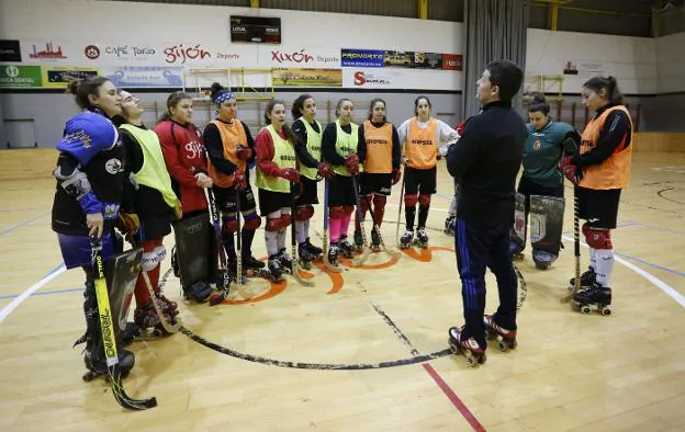 El técnico Fernando Sierra conversa, ayer, con las jugadoras al inicio del entrenamiento. 