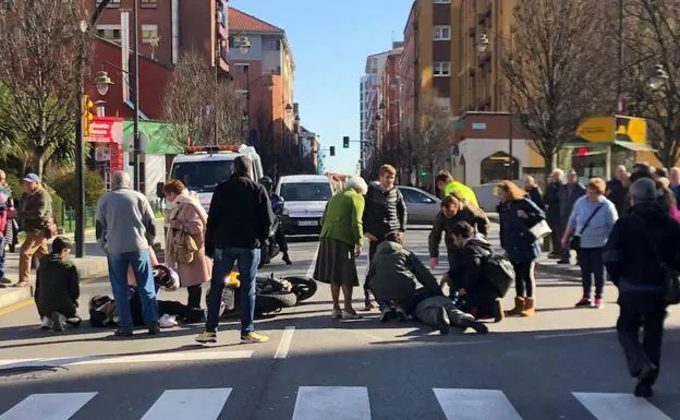 Heridos un motorista y un peatón en un atropello en Gijón