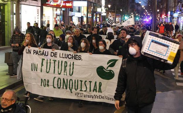 Cientos de personas se manifiestan por el empleo y contra la contaminación en Gijón