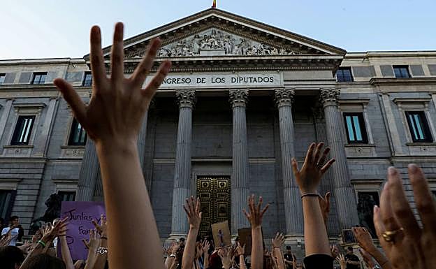 Manifestación ante el Congreso de los Diputados contra la violencia de género y los abusos sexuales. Imagen de archivo.