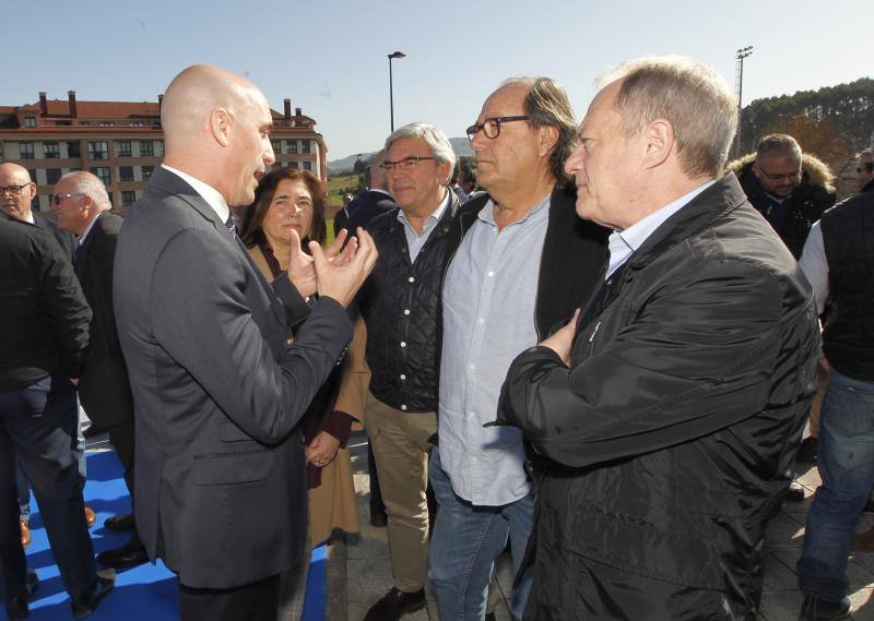 Ante la ostensible emoción de su presidente, Maximino Martínez, la Real Federación de Fútbol del Principado dio un paso más en su camino hacia su nueva ubicación este mediodía en Nuevo Roces. El máximo dirigente del fútbol español, Luis Rubiales, apadrinó junto al excentrocampista ovetense Pelayo Novo ese impulso para la mudanza a la futura casa del balompié en la región, en un acto que reunió a los presidentes del Sporting, Oviedo y Langreo, así como a varios dirigentes y técnicos de los clubes de la región, árbitros como el colegiado de Primera División Pablo González Fuertes y representantes de todos los grupos políticos.