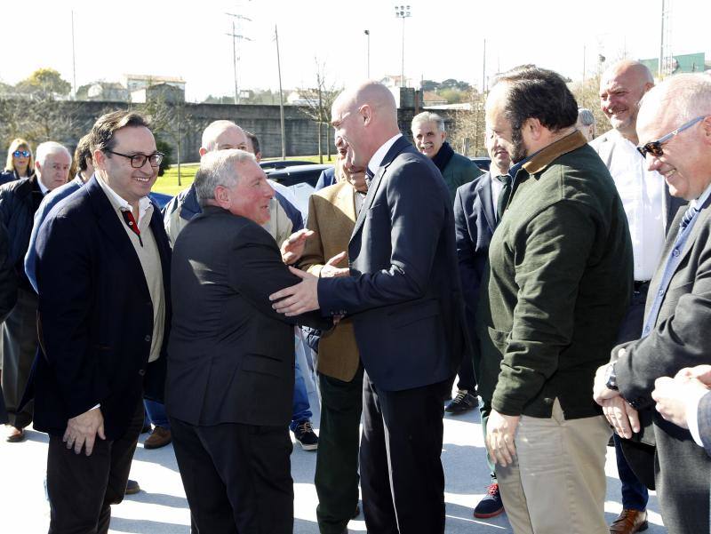 Ante la ostensible emoción de su presidente, Maximino Martínez, la Real Federación de Fútbol del Principado dio un paso más en su camino hacia su nueva ubicación este mediodía en Nuevo Roces. El máximo dirigente del fútbol español, Luis Rubiales, apadrinó junto al excentrocampista ovetense Pelayo Novo ese impulso para la mudanza a la futura casa del balompié en la región, en un acto que reunió a los presidentes del Sporting, Oviedo y Langreo, así como a varios dirigentes y técnicos de los clubes de la región, árbitros como el colegiado de Primera División Pablo González Fuertes y representantes de todos los grupos políticos.