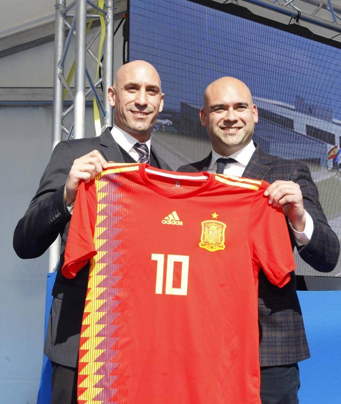 Ante la ostensible emoción de su presidente, Maximino Martínez, la Real Federación de Fútbol del Principado dio un paso más en su camino hacia su nueva ubicación este mediodía en Nuevo Roces. El máximo dirigente del fútbol español, Luis Rubiales, apadrinó junto al excentrocampista ovetense Pelayo Novo ese impulso para la mudanza a la futura casa del balompié en la región, en un acto que reunió a los presidentes del Sporting, Oviedo y Langreo, así como a varios dirigentes y técnicos de los clubes de la región, árbitros como el colegiado de Primera División Pablo González Fuertes y representantes de todos los grupos políticos.