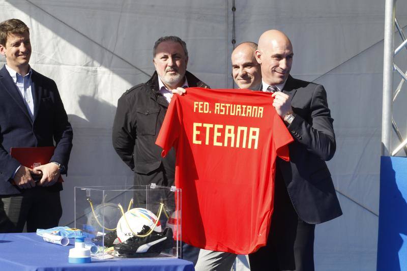 Ante la ostensible emoción de su presidente, Maximino Martínez, la Real Federación de Fútbol del Principado dio un paso más en su camino hacia su nueva ubicación este mediodía en Nuevo Roces. El máximo dirigente del fútbol español, Luis Rubiales, apadrinó junto al excentrocampista ovetense Pelayo Novo ese impulso para la mudanza a la futura casa del balompié en la región, en un acto que reunió a los presidentes del Sporting, Oviedo y Langreo, así como a varios dirigentes y técnicos de los clubes de la región, árbitros como el colegiado de Primera División Pablo González Fuertes y representantes de todos los grupos políticos.