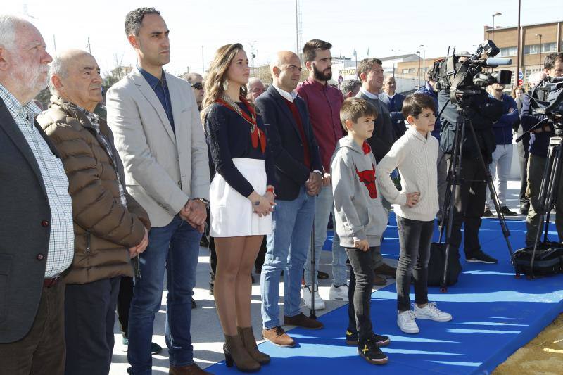 Ante la ostensible emoción de su presidente, Maximino Martínez, la Real Federación de Fútbol del Principado dio un paso más en su camino hacia su nueva ubicación este mediodía en Nuevo Roces. El máximo dirigente del fútbol español, Luis Rubiales, apadrinó junto al excentrocampista ovetense Pelayo Novo ese impulso para la mudanza a la futura casa del balompié en la región, en un acto que reunió a los presidentes del Sporting, Oviedo y Langreo, así como a varios dirigentes y técnicos de los clubes de la región, árbitros como el colegiado de Primera División Pablo González Fuertes y representantes de todos los grupos políticos.