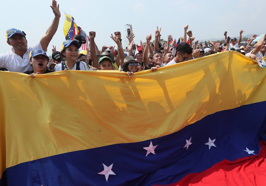 Miles de personas se reúnen en Cútcuta (Colombia), para el multitudinario concierto a favor del envío de ayuda humanitaria a Venezuela.