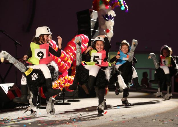 Un grupo de niños en el concurso de disfraces de 2018. 