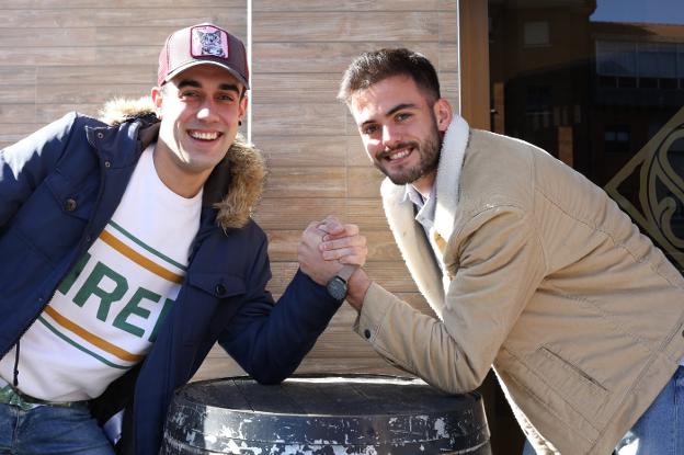 Wisi y Rubén Alonso, excompañeros en ambos equipos, echan un pulso antes del partido. 