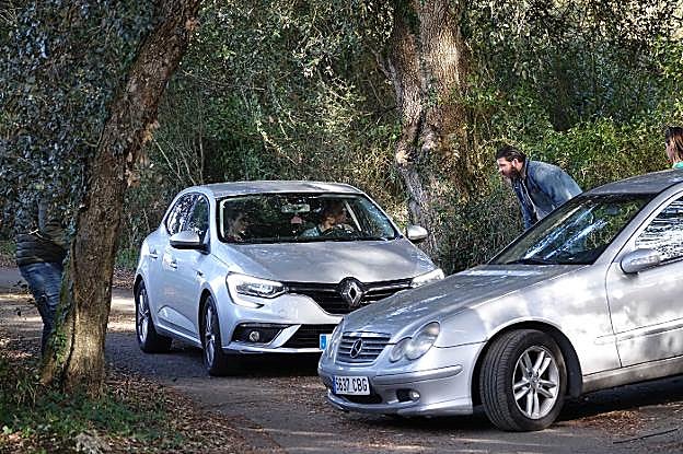 Tres investigadores (en el coche de la izquierda) acudieron a Belmonte de Pría para informar de la investigación a la familia. 
