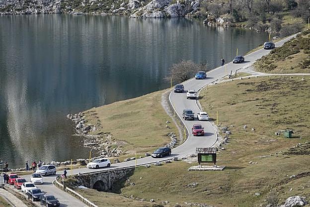Coches en el entorno del Enol el pasado fin de semana. 