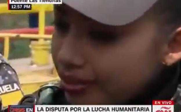 Policías chavistas rompen a llorar por las súplicas de los manifestantes para que dejen pasar la ayuda