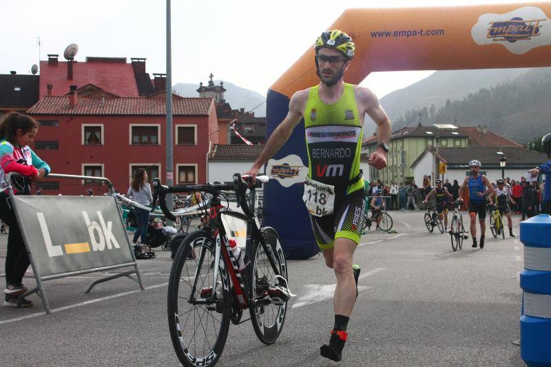 Fotos: Las mejores imágenes del IV Duatlón de Cangas de Onís