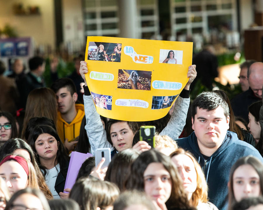 Los concursantes del programa musical congregaron a una riada de admiradores en su firma de discos.