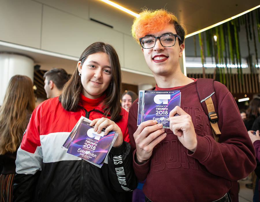 Los concursantes del programa musical congregaron a una riada de admiradores en su firma de discos.