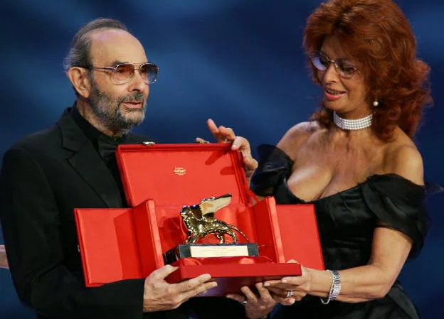 Stanley Donen recibió en 2004 el León de Oro por toda su carrera de manos de Sofía Loren. 