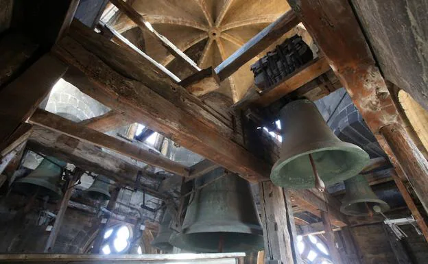 La Wamba. Situada a la izquierda, es la campana más vetusta del planeta y sigue en activo en la Catedral de Oviedo.