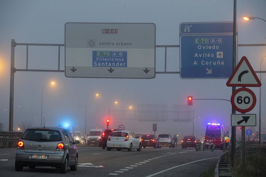  La costa del Principado ha amanecido este sábado bajo una intensa bruma que en su lado más amable ha ofrecido espectaculares estampas aunque ha dificultado la circulación por la carretera.