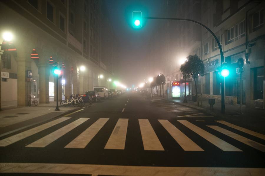  La costa del Principado ha amanecido este sábado bajo una intensa bruma que en su lado más amable ha ofrecido espectaculares estampas aunque ha dificultado la circulación por la carretera.