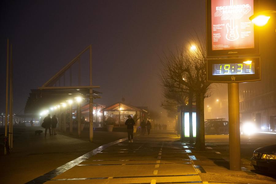  La costa del Principado ha amanecido este sábado bajo una intensa bruma que en su lado más amable ha ofrecido espectaculares estampas aunque ha dificultado la circulación por la carretera.