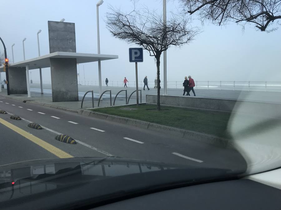  La costa del Principado ha amanecido este sábado bajo una intensa bruma que en su lado más amable ha ofrecido espectaculares estampas aunque ha dificultado la circulación por la carretera.