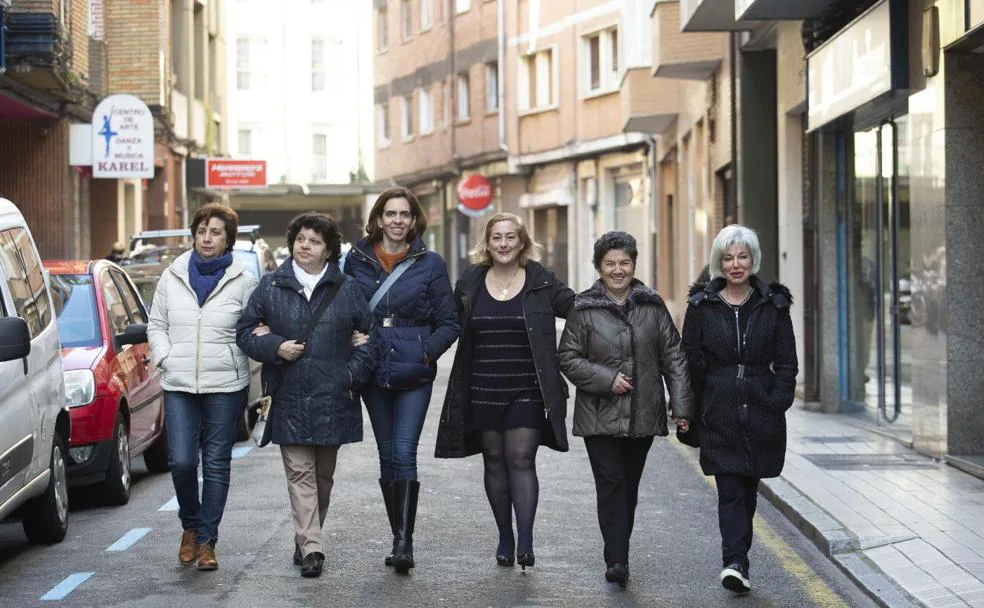 Pilar García, Conchi Cuetos, Xana Benavente, Elena Cruz, María José Viña y Nelly Aza caminan entrelazadas por la calle Príncipe. 