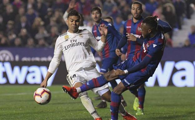 Casemiro y Doukouré, en la acción donde se lesionó el marfileño.