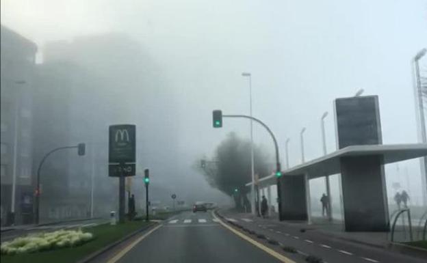 La intensa niebla dificulta la circulación en Gijón