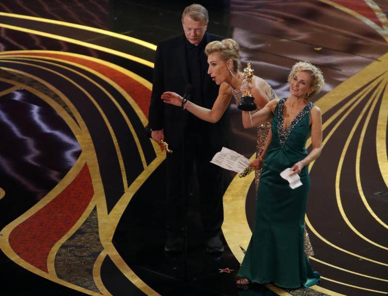 Greg Cannom, Kate Biscoe y Patricia Dehaney recogiendo el Oscar al 'mejor maquillaje'.