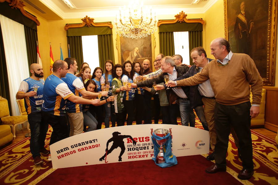 «Hemos ganado». Es el lema de la pancarta con la que representantes de todos los grupos políticos del Ayuntamiento de Gijón han recibido a las jugadoras del Telecable Gijón, flamantes ganadoras de la Copa de la Reina. Deportistas y concejales han celebrado el triunfo en el salón de plenos y han brindado por el brillante palmarés.