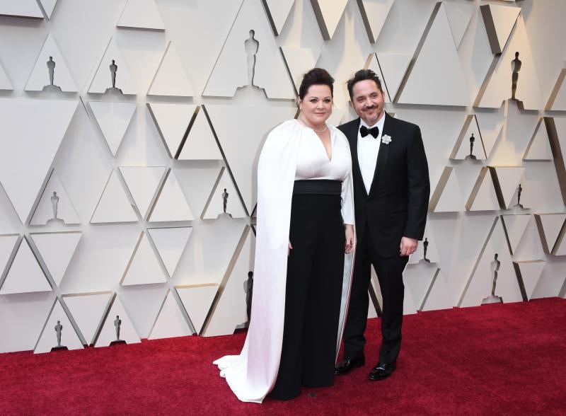 Melissa McCarthy optó por un elegante enterito de pantalón negro con top blanco, escotado y con capa a juego, que fue muy elogiado.