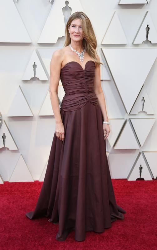 Laura Dern eligió un modelo de Rodarte de un color bastante apagado. Tampoco ha sido un acierto añadir una gargantilla con ese escote.