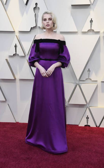 Lucy Boynton eligió para la ocasión un vestido en color morado con detalles en negro. Un diseño que desentonaba con su piel pálida y que, además, daba la sensación de estar arrugado.