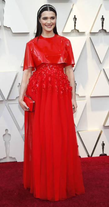 Rachel Weisz no resultó favorecida con su vestido con capa de látex de Givenchy. Una mezcla de texturas muy arriesgada que parecía más bien una versión futurista del traje de comunión.