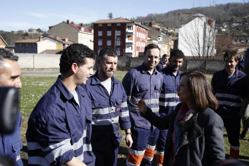 La ministra de Defensa, Margarita Robles, el presidente de Hunosa, Gregorio Rabanal, y el jefe de la UME, el teniente general Miguel Alcañiz, han firmado en las instalaciones de la Brigada de Salvamento Minero de Langreo un protocolo para colaborar en labores de formación en sus respectivas especialidades y compartir técnicas de trabajo en simulacros de actuación.