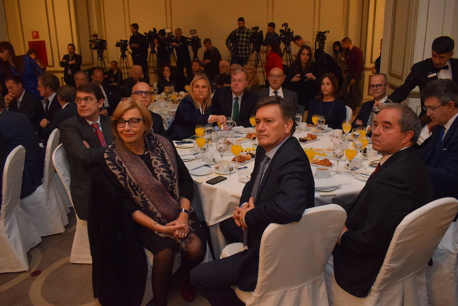 Representantes de la política, la empresa y la cultura de Asturias, Galicia y Castilla y León, con sus presidentes a la cabeza, han reclamado en Madrid, en un acto de Nueva Economía Fórum, la creación del Corredor Atlántico por «justicia y equilibrio» territorial