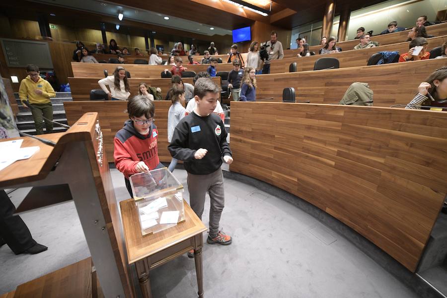 Sesenta alumnos Educación Infantil y Primaria de los colegios Lorenzo Novo Mier y Veneranda Manzano de Oviedo han participado en un Pleno en la Junta General en el que han reflexionado sobre la igualdad. La iniciativa forma parte del programa 'Abraza tus valores' de Aldeas Infantiles SOS.