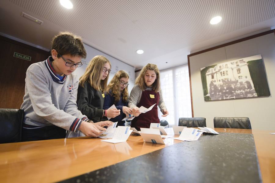 Sesenta alumnos Educación Infantil y Primaria de los colegios Lorenzo Novo Mier y Veneranda Manzano de Oviedo han participado en un Pleno en la Junta General en el que han reflexionado sobre la igualdad. La iniciativa forma parte del programa 'Abraza tus valores' de Aldeas Infantiles SOS.