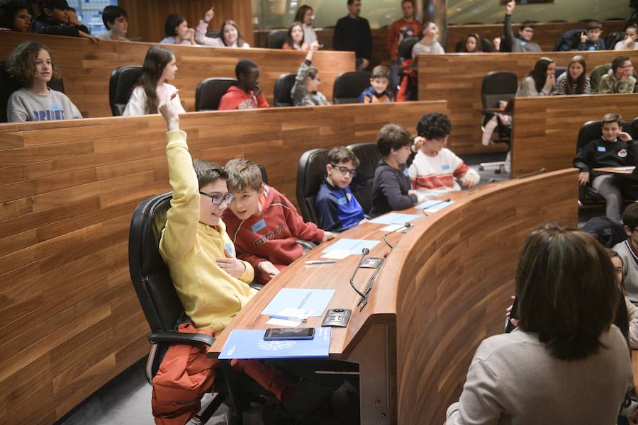 Sesenta alumnos Educación Infantil y Primaria de los colegios Lorenzo Novo Mier y Veneranda Manzano de Oviedo han participado en un Pleno en la Junta General en el que han reflexionado sobre la igualdad. La iniciativa forma parte del programa 'Abraza tus valores' de Aldeas Infantiles SOS.