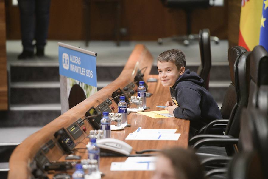 Sesenta alumnos Educación Infantil y Primaria de los colegios Lorenzo Novo Mier y Veneranda Manzano de Oviedo han participado en un Pleno en la Junta General en el que han reflexionado sobre la igualdad. La iniciativa forma parte del programa 'Abraza tus valores' de Aldeas Infantiles SOS.