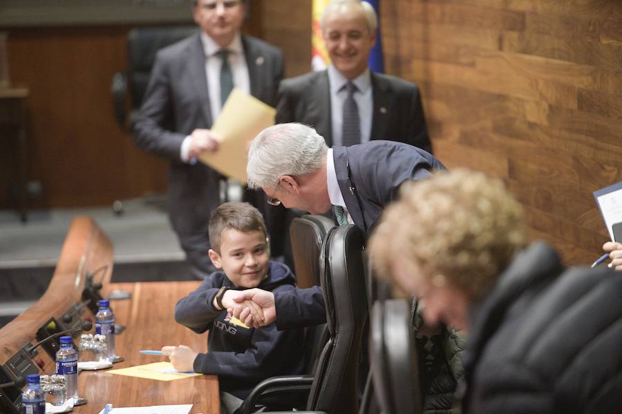 Sesenta alumnos Educación Infantil y Primaria de los colegios Lorenzo Novo Mier y Veneranda Manzano de Oviedo han participado en un Pleno en la Junta General en el que han reflexionado sobre la igualdad. La iniciativa forma parte del programa 'Abraza tus valores' de Aldeas Infantiles SOS.