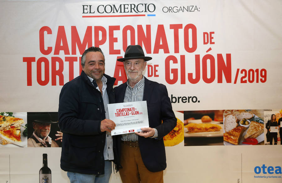 El concurso de tortilllas de EL COMERCIO ya tiene los ganadores de esta última edición. Café Ronaike se lleva el primer premio en la categoría de Tortilla tradicional' y cafetería Europa es el ganador de la 'Tortilla con'