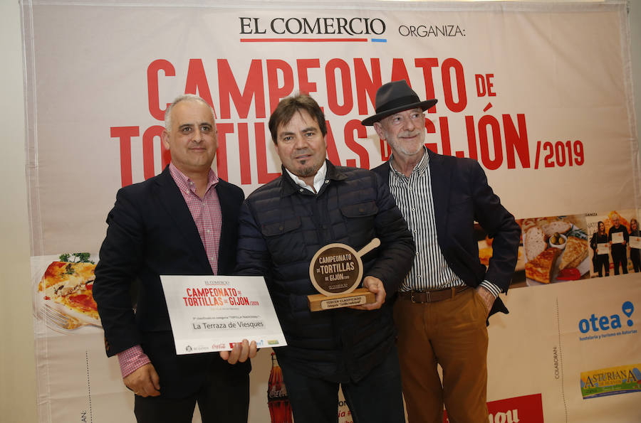 El concurso de tortilllas de EL COMERCIO ya tiene los ganadores de esta última edición. Café Ronaike se lleva el primer premio en la categoría de Tortilla tradicional' y cafetería Europa es el ganador de la 'Tortilla con'