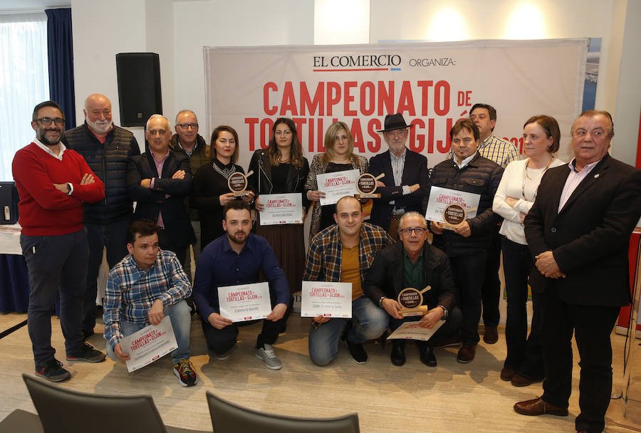 El concurso de tortilllas de EL COMERCIO ya tiene los ganadores de esta última edición. Café Ronaike se lleva el primer premio en la categoría de Tortilla tradicional' y cafetería Europa es el ganador de la 'Tortilla con'